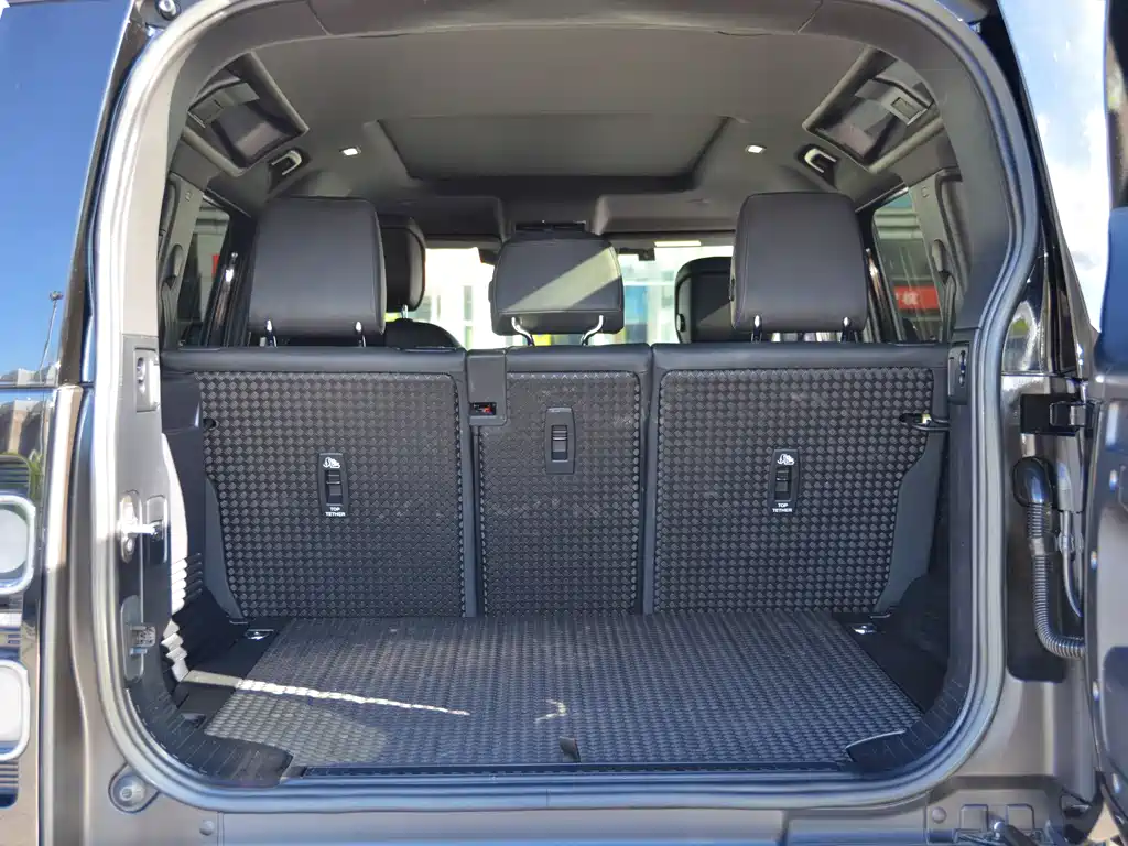 Land Rover Defender 2023 — фото 14