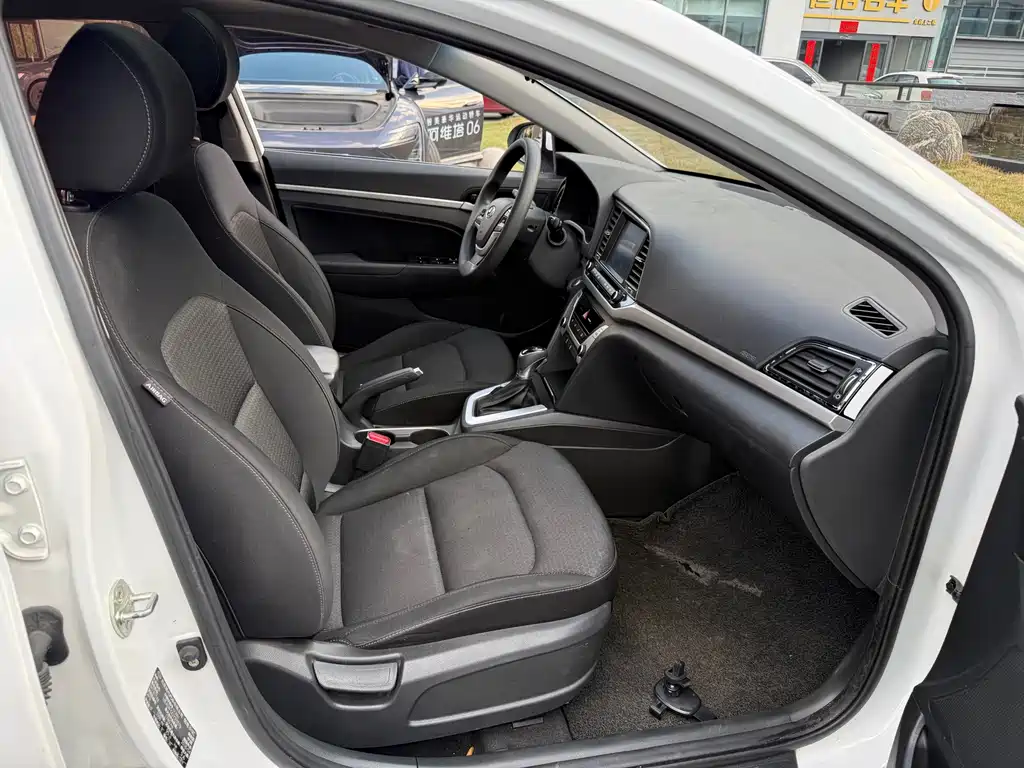 Hyundai Elantra 2018 — фото 12