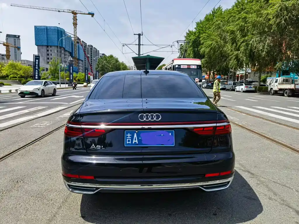 Audi A8 2021 — фото 9