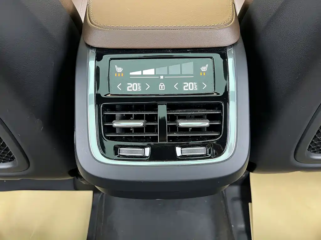 Volvo XC90 2022 — фото 26