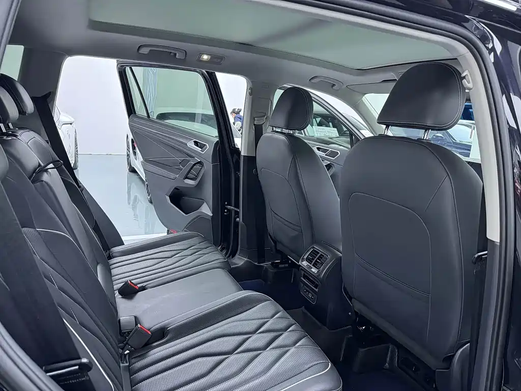 Volkswagen Tiguan L 2023 — фото 11