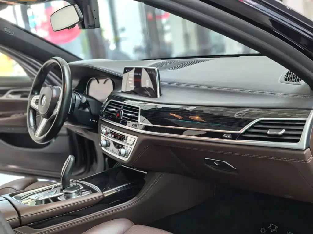 BMW 7 Series 2018 — фото 9