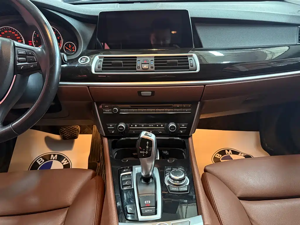 BMW 5 Series GT 2012 — фото 10