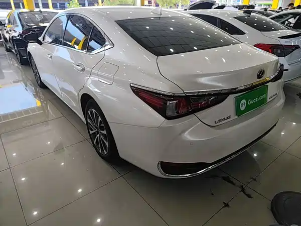 Lexus ES 2024