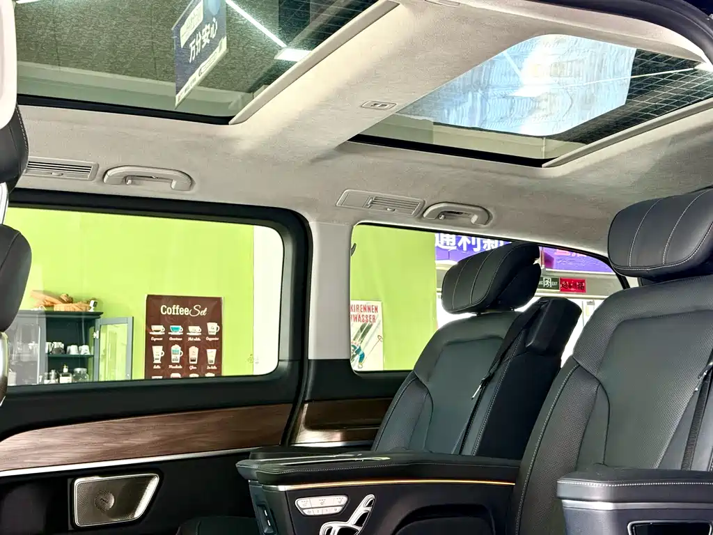 Mercedes-Benz V-Class 2022 — фото 24