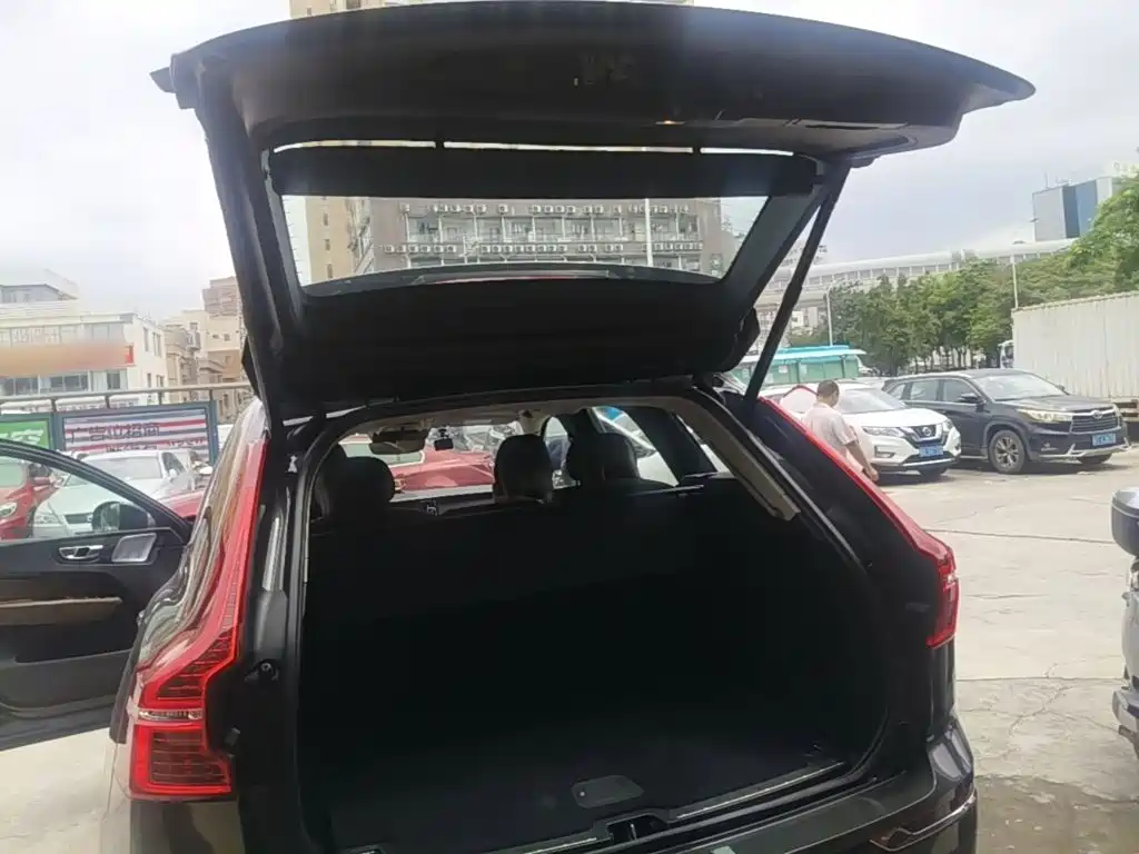 Volvo XC60 2019 — фото 19