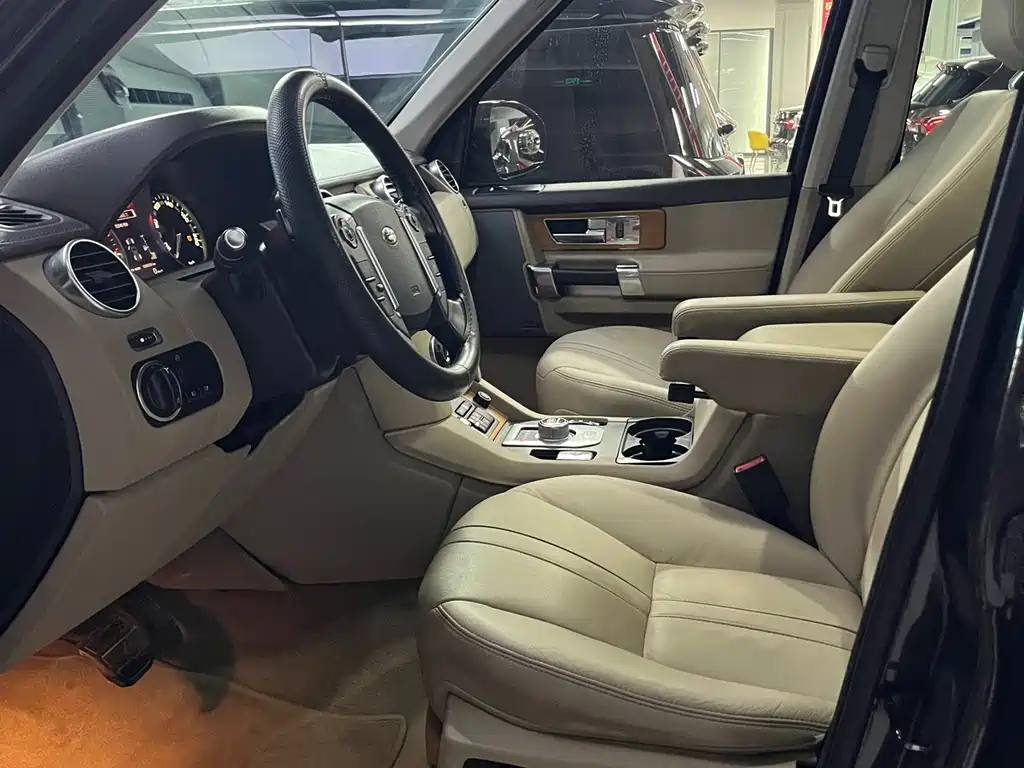 Land Rover Discovery 2015 — фото 14