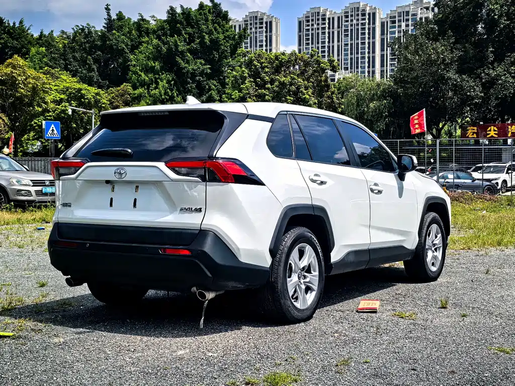 Toyota RAV4 2022 — фото 13