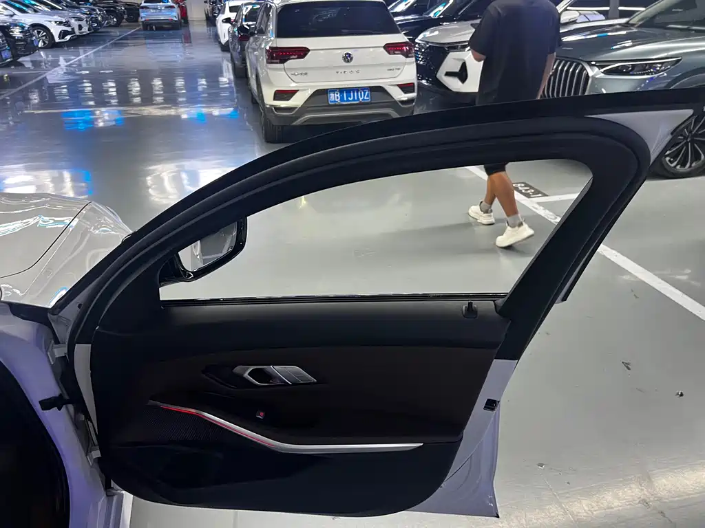 BMW 3 Series 2019 — фото 13