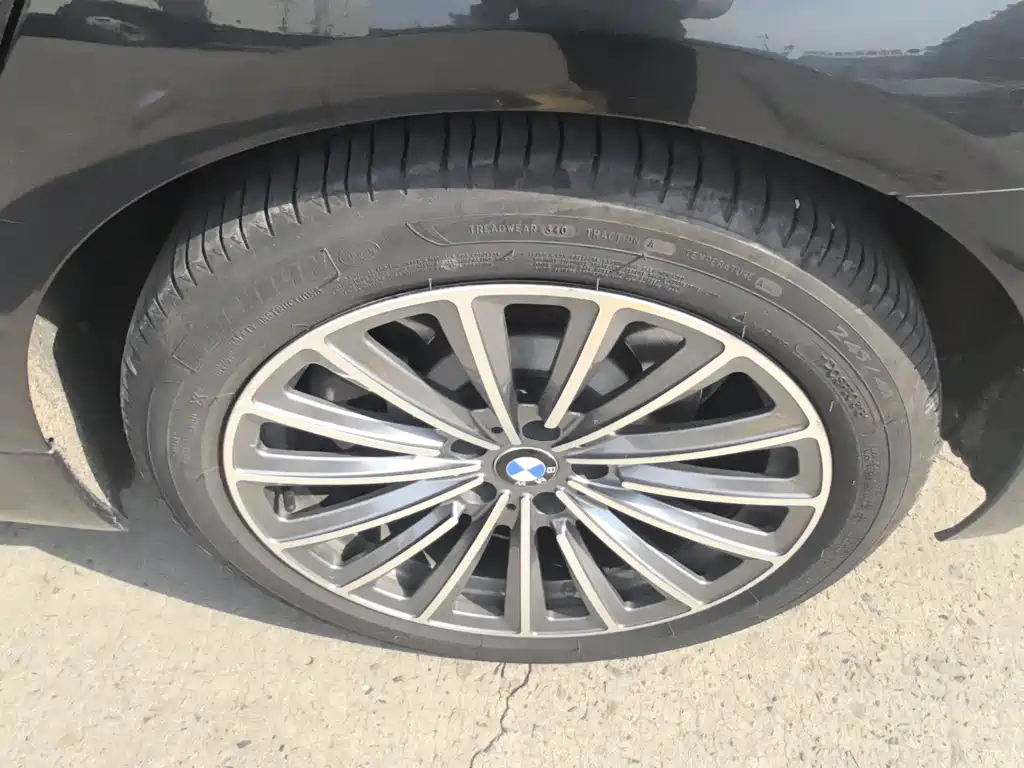 BMW 5 Series 2018 — фото 10