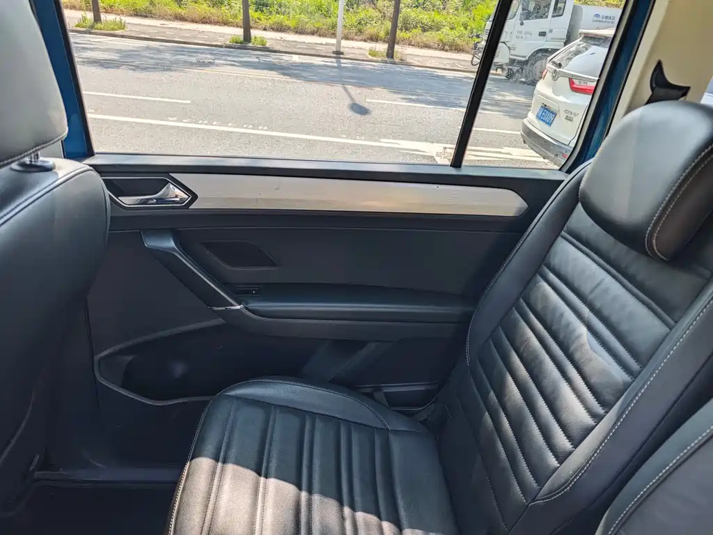 Volkswagen Touran 2017 — фото 11