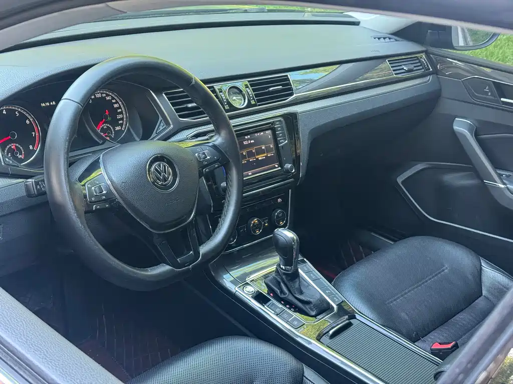 Volkswagen Passat 2018 — фото 16