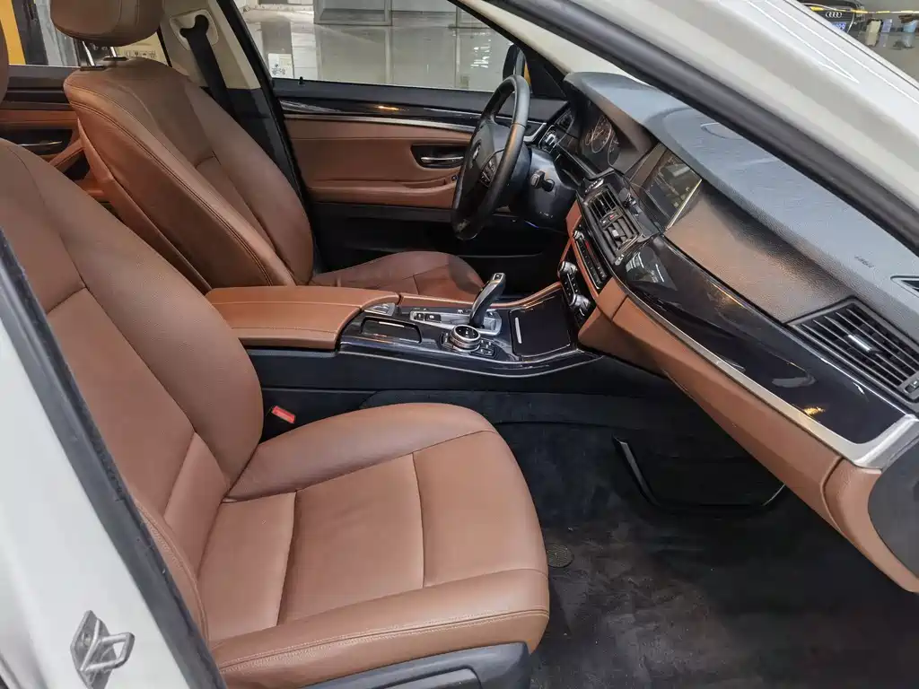 BMW 5 Series 2016 — фото 13