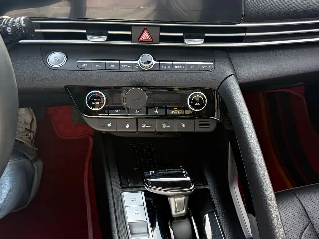 Hyundai Elantra 2023 — фото 11