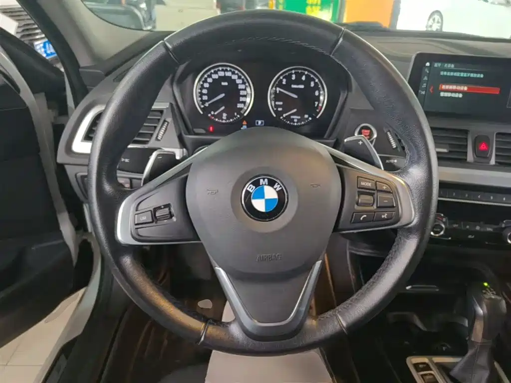 BMW 1 Series 2018 — фото 11