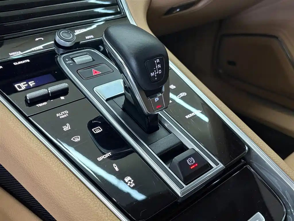 Porsche Panamera 2018 — фото 9