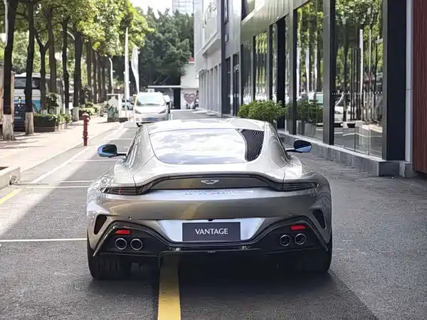 Aston Martin V8 Vantage 2025
