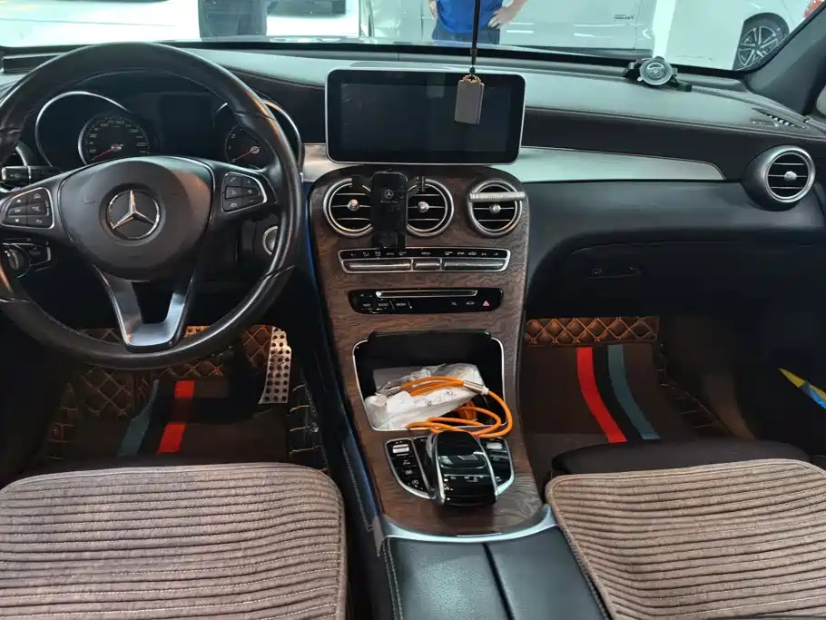 Mercedes-Benz GLC 2018 — фото 12