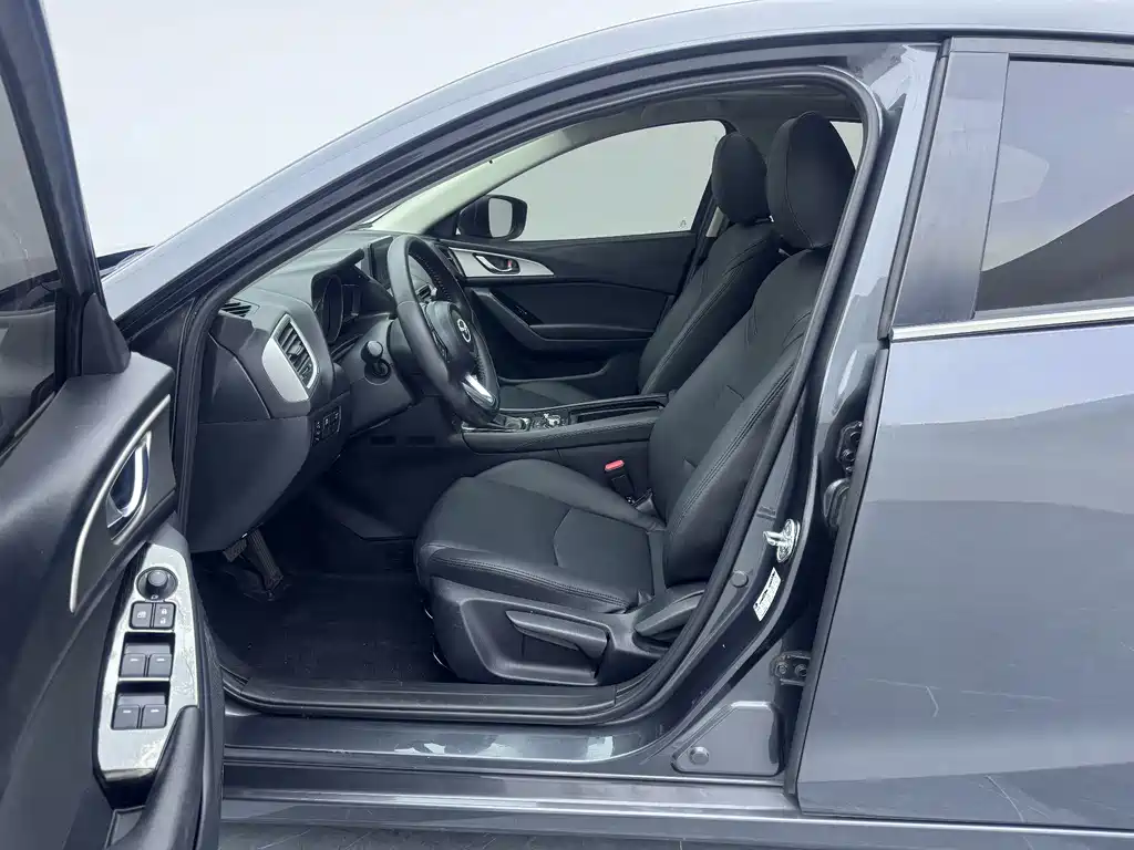Mazda 3 Axela 2018 — фото 15