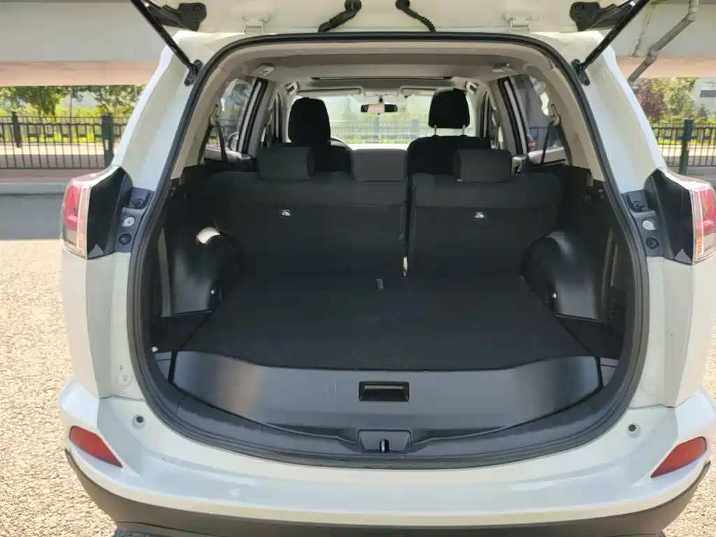 Toyota RAV4 2019 — фото 11
