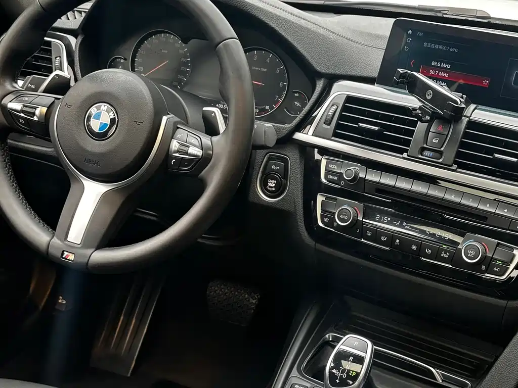 BMW 3 Series 2019 — фото 15