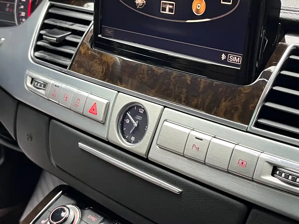 Audi A8 2015 — фото 23