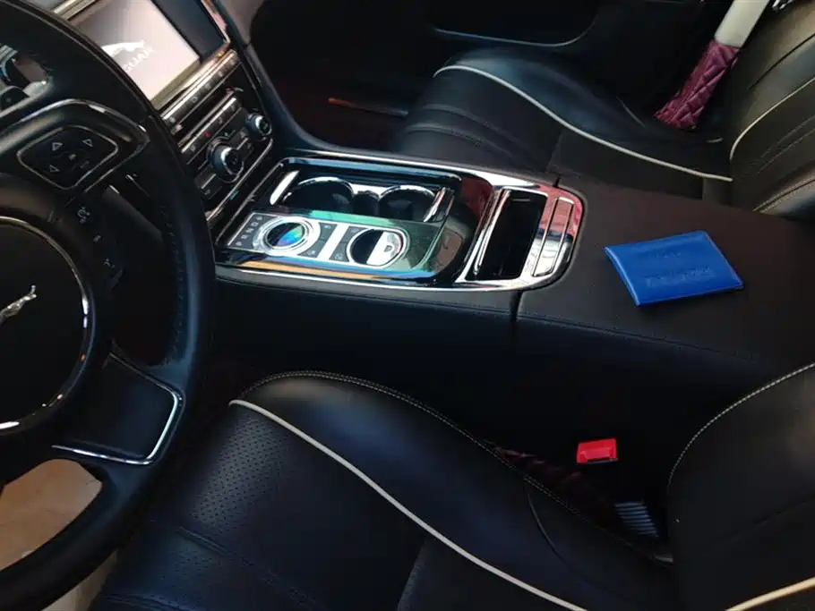 Jaguar XJ 2017 — фото 16