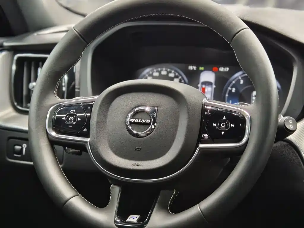 Volvo XC60 2020 — фото 15