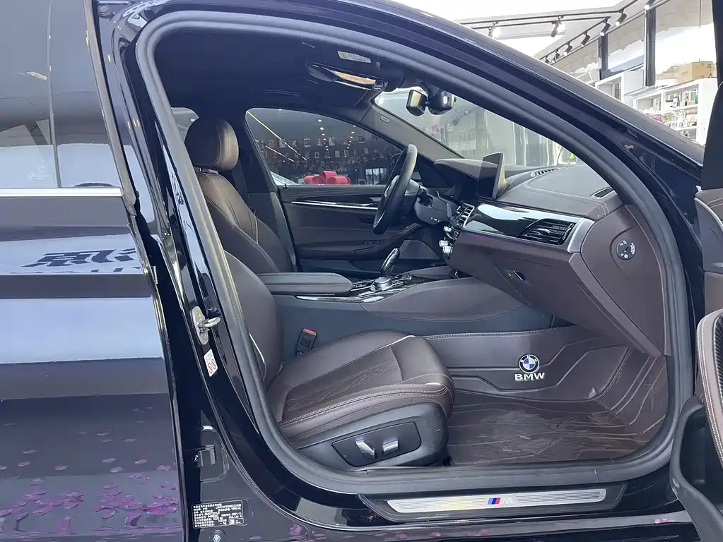 BMW 5 Series 2022 — фото 14