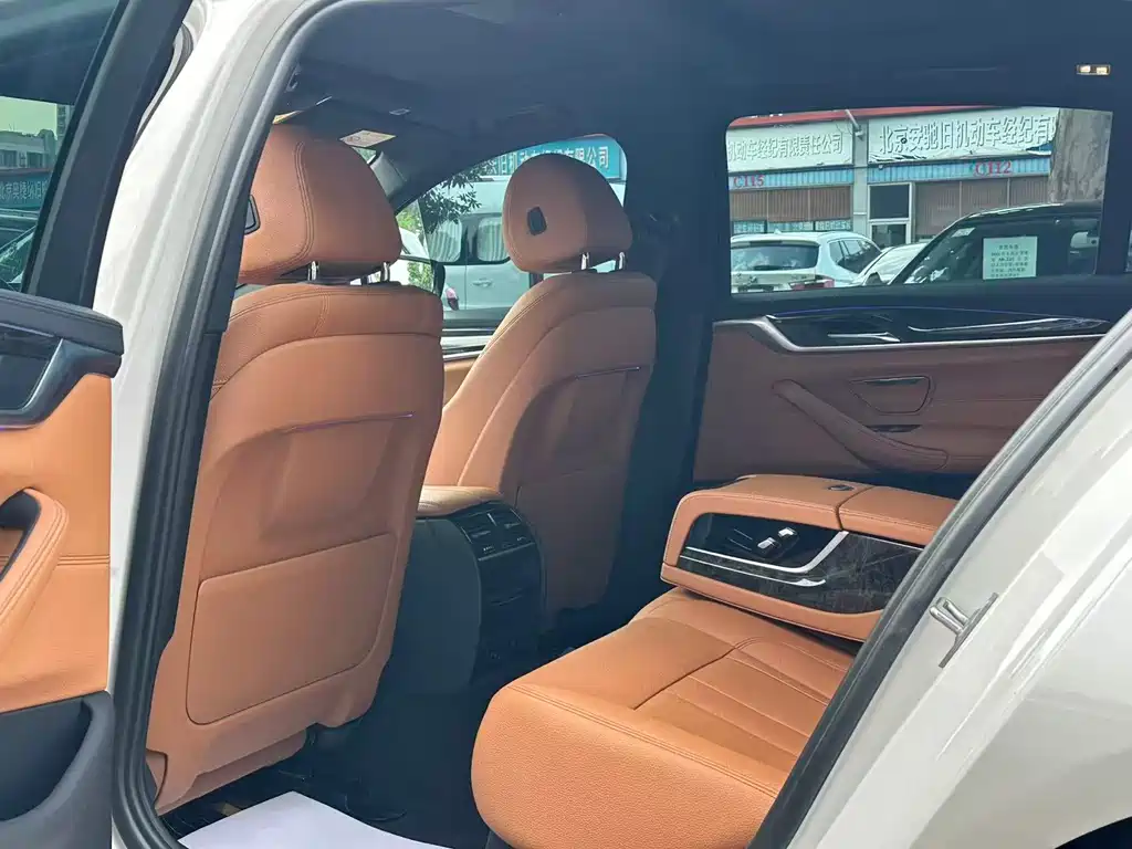 BMW 5 Series 2018 — фото 10