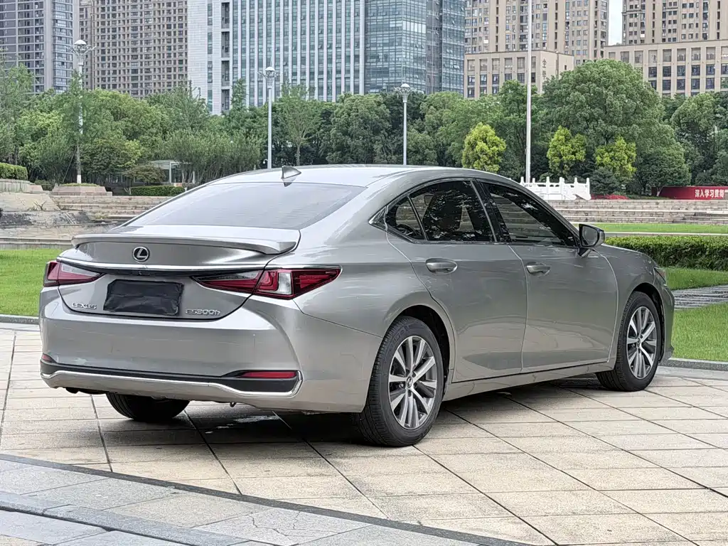 Lexus ES 2019 — фото 15
