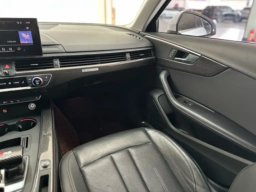 Audi A4L 2021 — фото 13