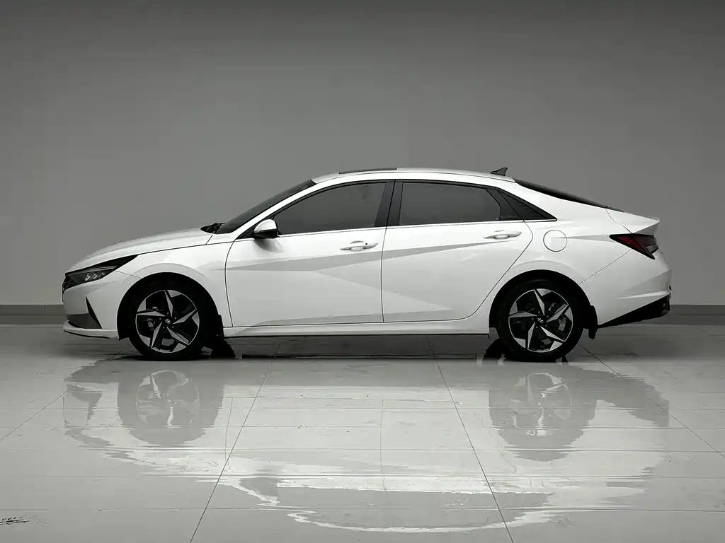 Hyundai Elantra 2023 — фото 7