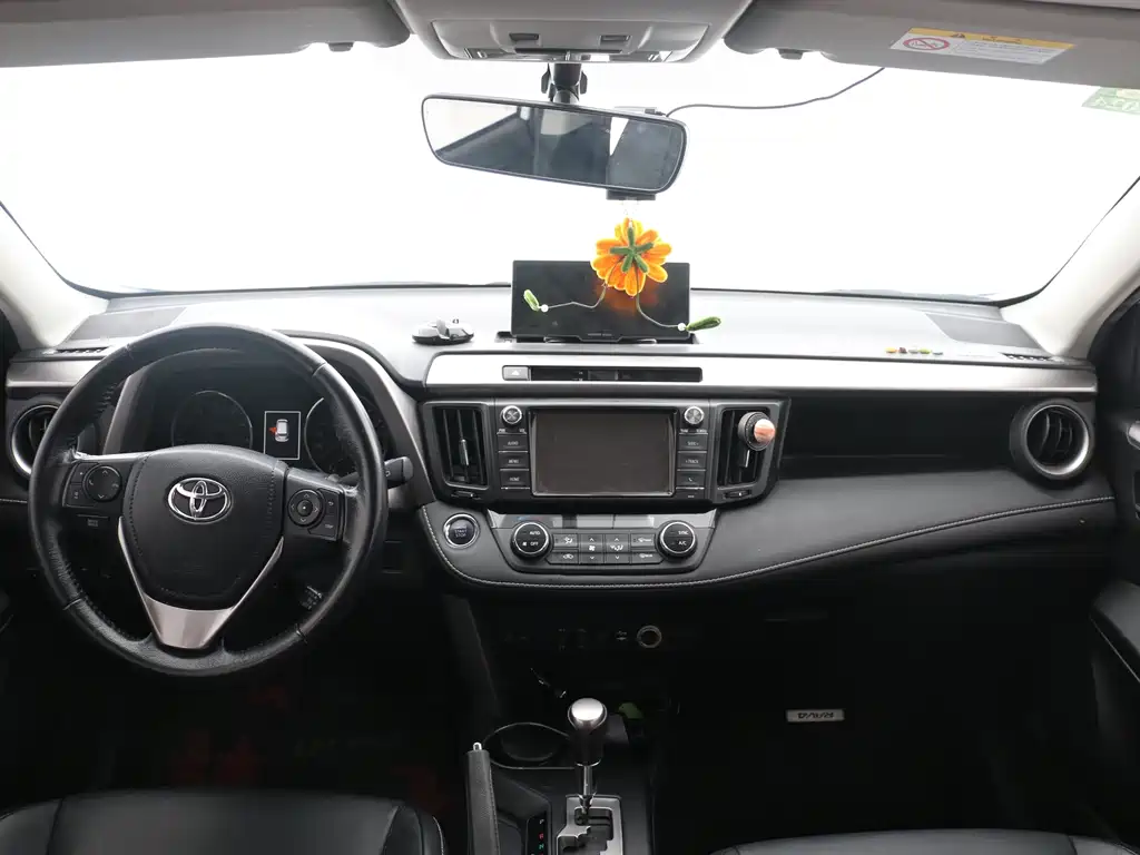 Toyota RAV4 2018 — фото 11