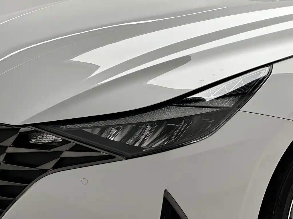 Hyundai Elantra 2023 — фото 18