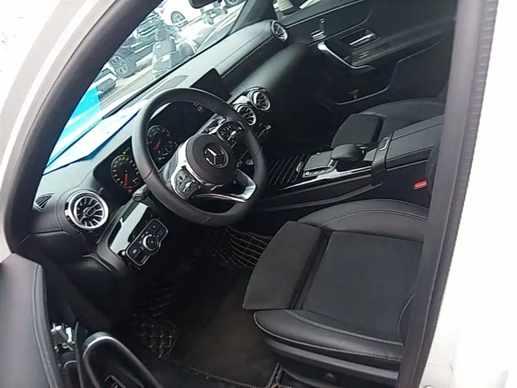 Mercedes-Benz A-Class 2023 — фото 16