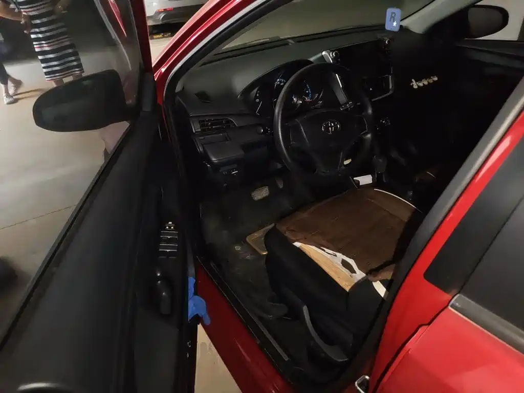 Toyota Yaris L 2017 — фото 12