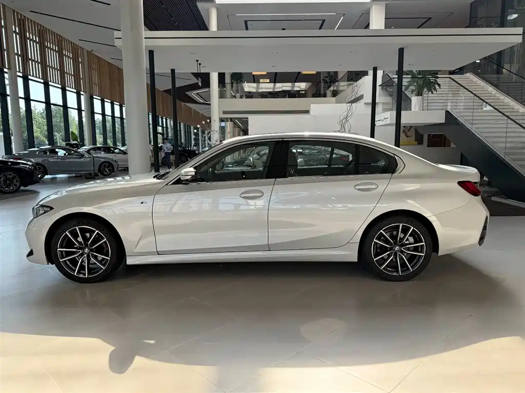 BMW 3 Series 2024 — фото 12