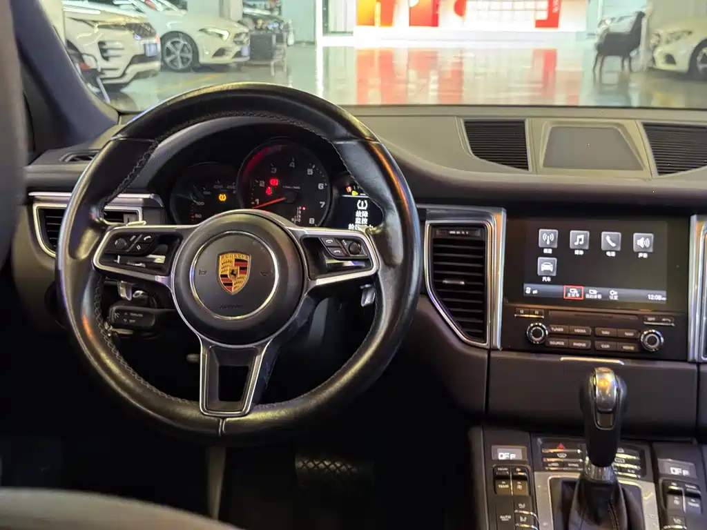 Porsche Macan 2017 — фото 19