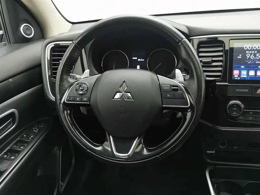 Mitsubishi Outlander 2018 — фото 11