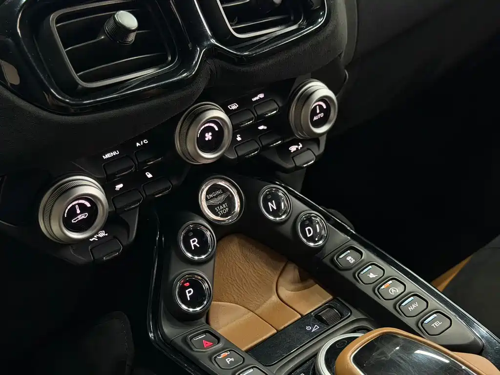 Aston Martin V8 Vantage 2019 — фото 16