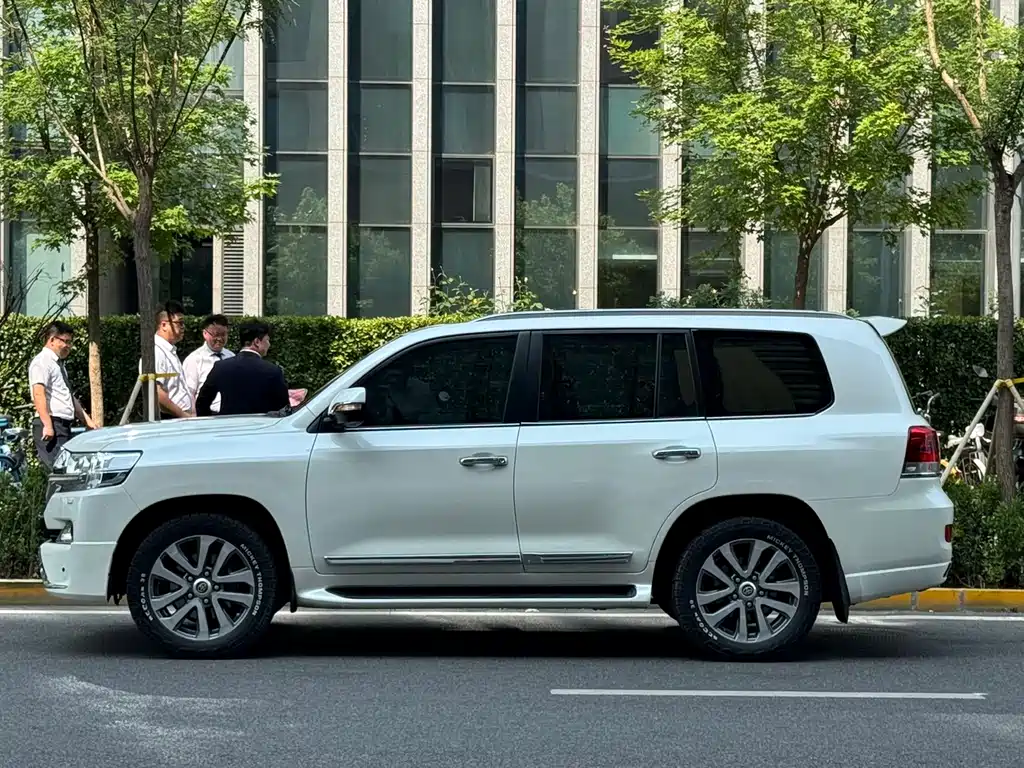 Toyota Land Cruiser 2017 — фото 3