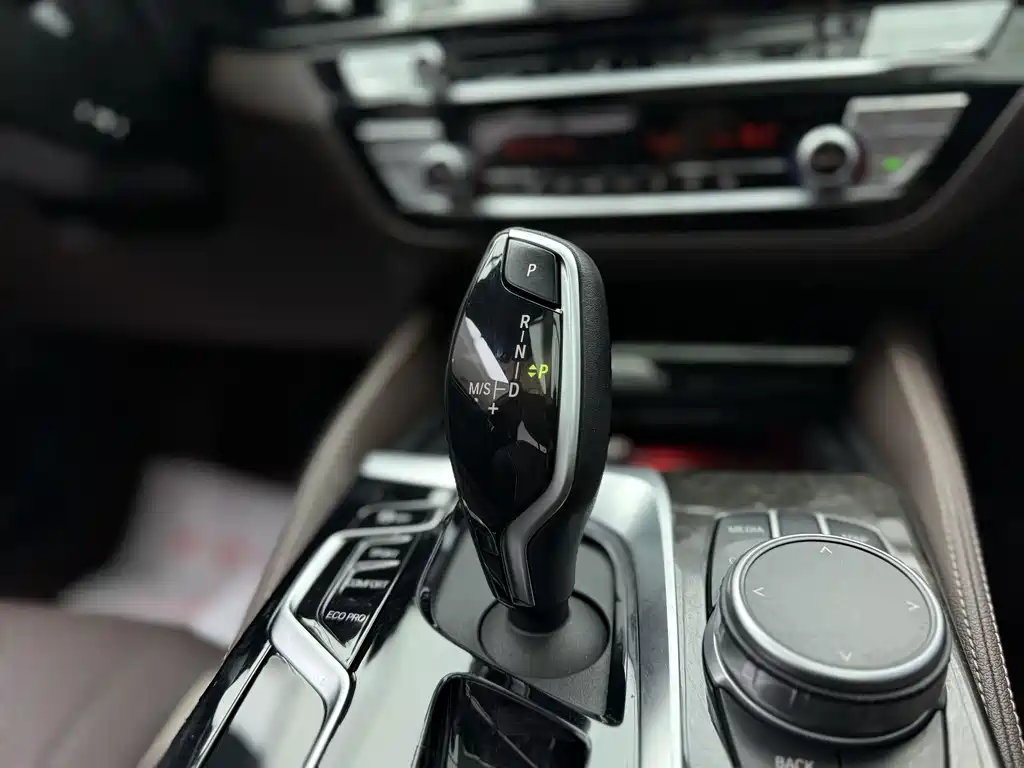 BMW 5 Series 2021 — фото 19