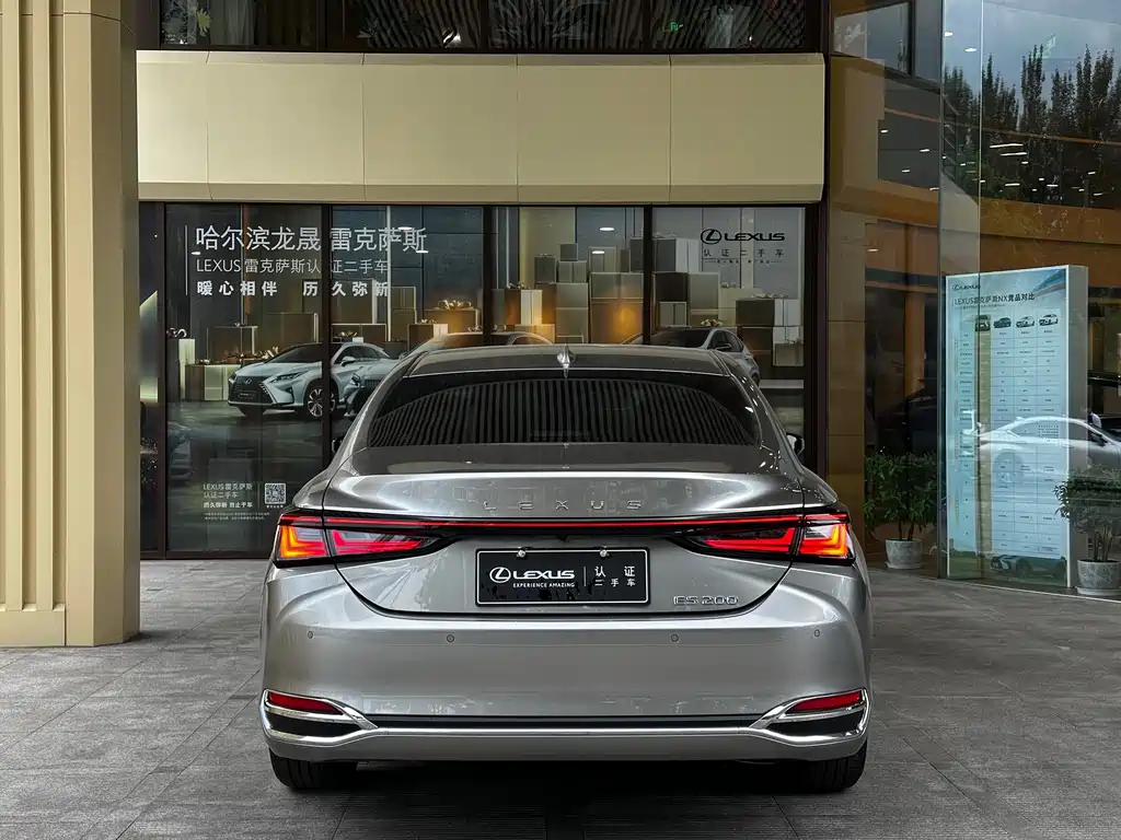 Lexus ES 2025