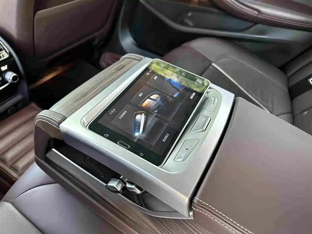 BMW 5 Series 2018 — фото 10