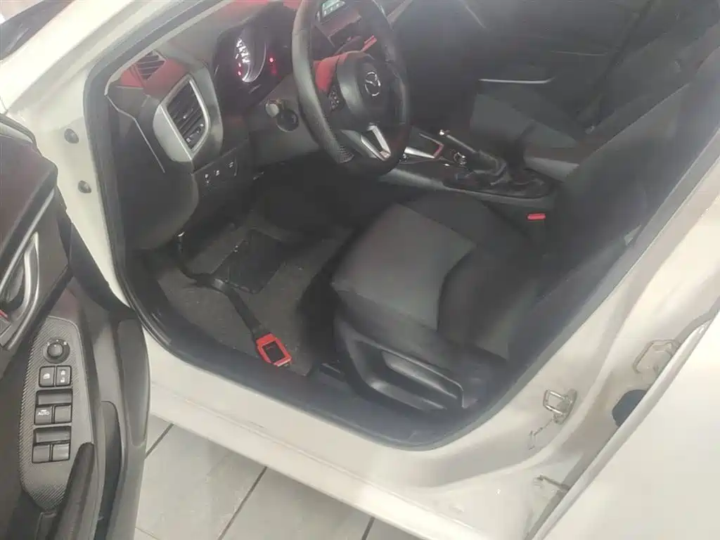 Mazda 3 Axela 2018 — фото 16