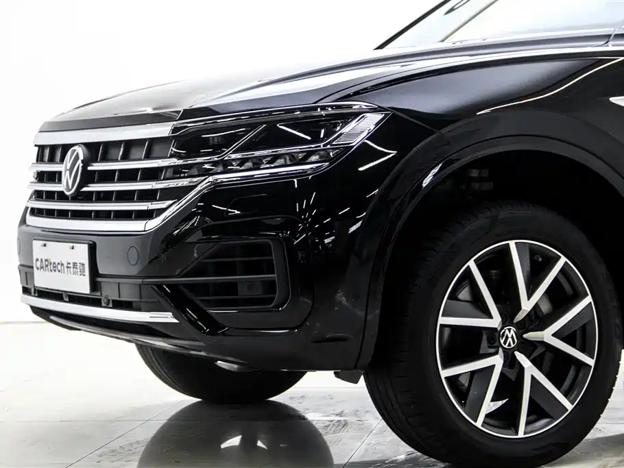 Volkswagen Touareg 2023 — фото 8