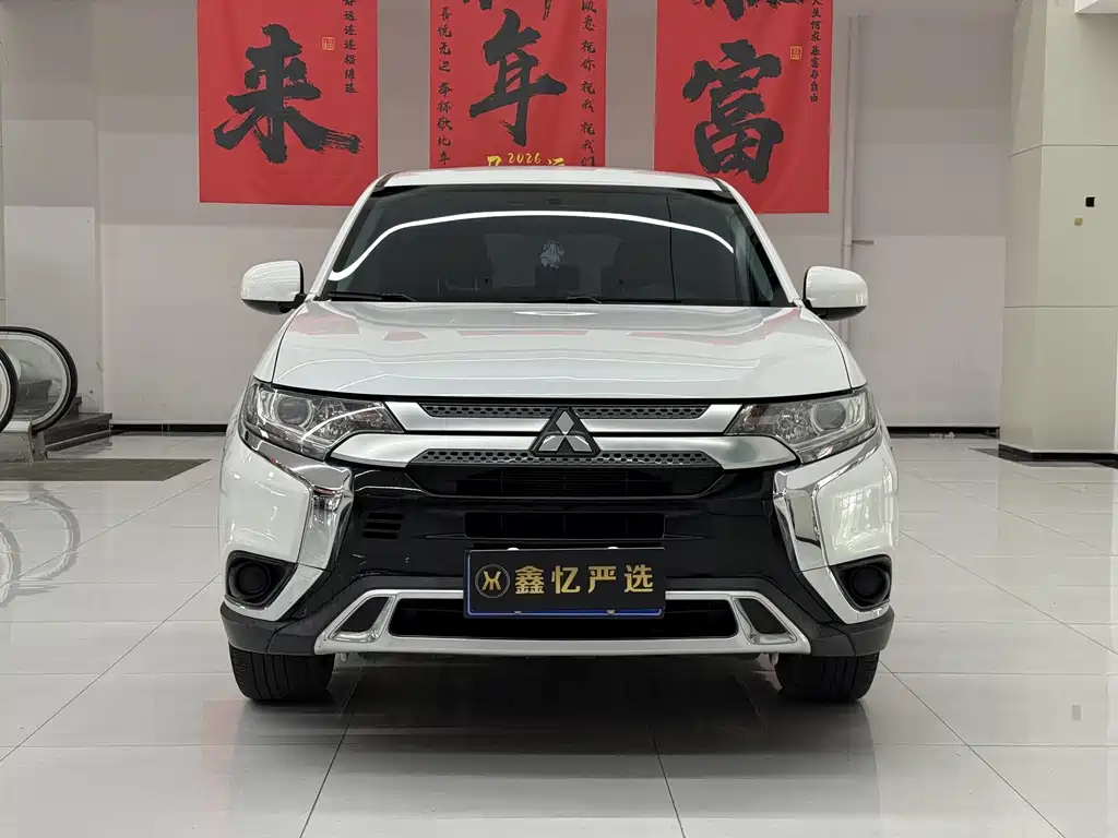 Mitsubishi Outlander 2021 — фото 2