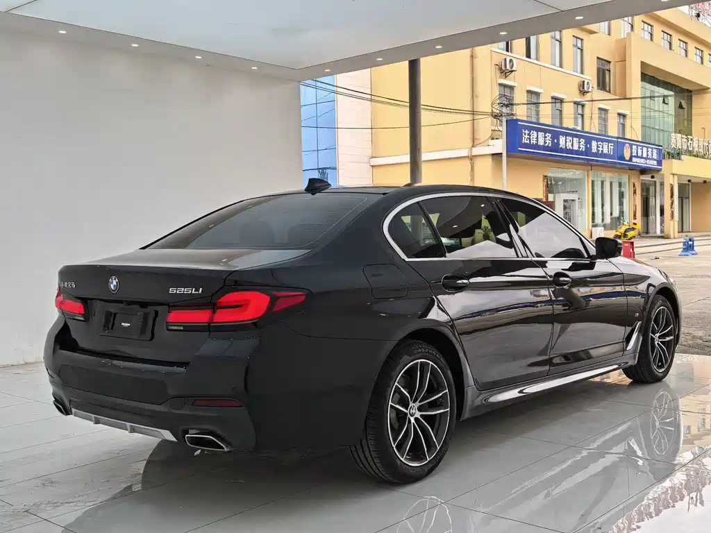 BMW 5 Series 2023 — фото 17