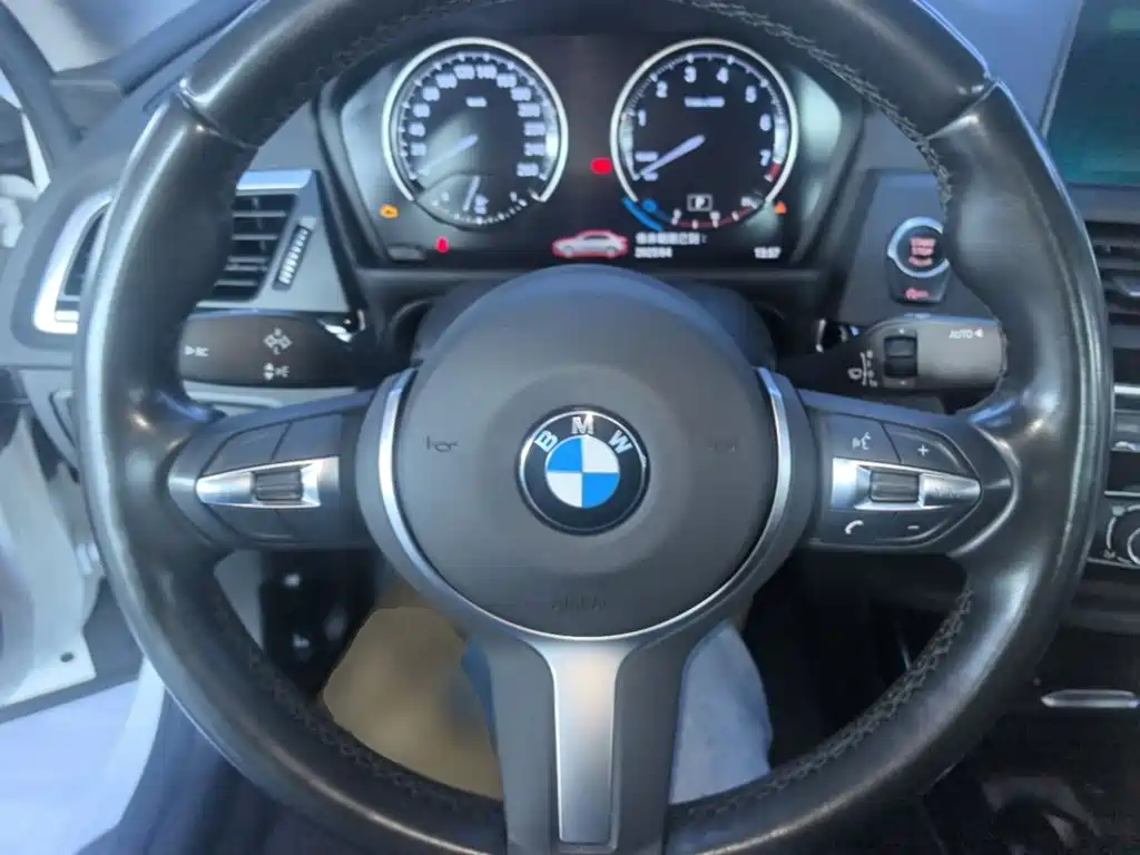 BMW 1 Series 2019 — фото 11